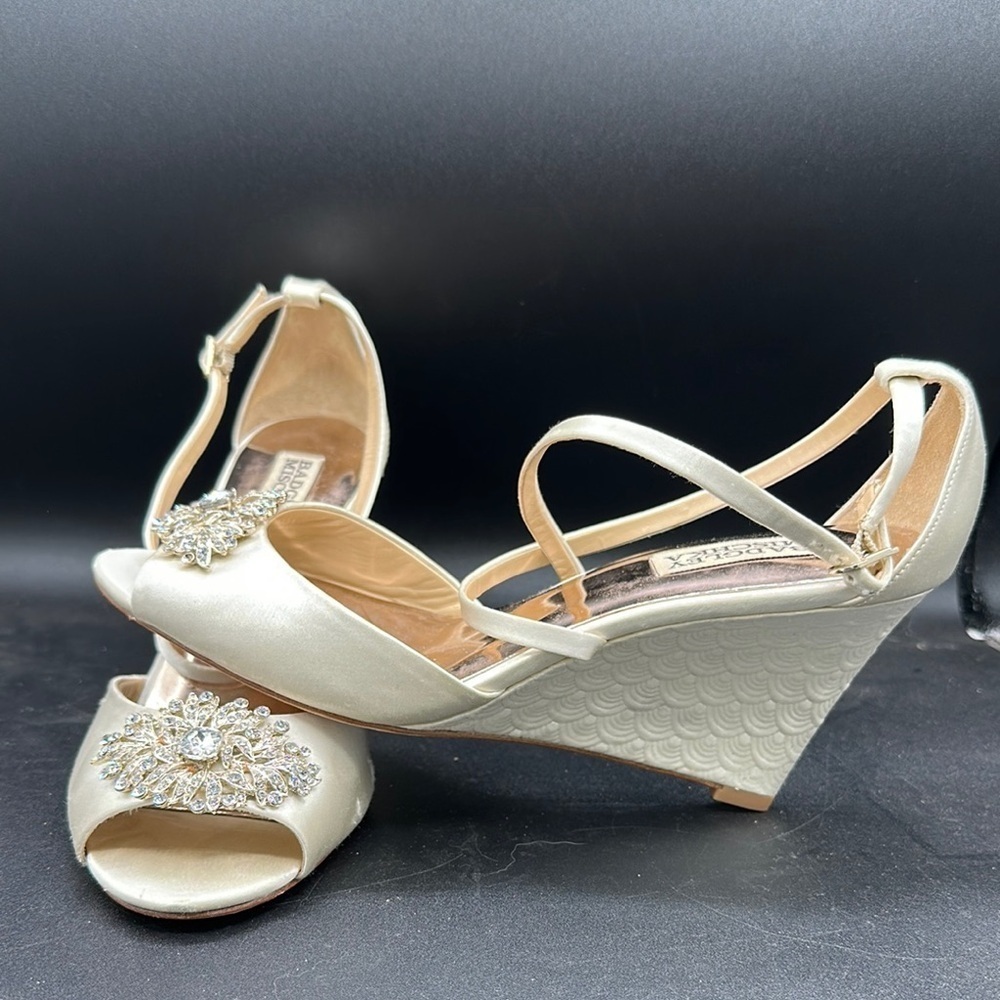 Badgley Mischka
Women's Abigail Crisscross Wedge Sandals size 8
